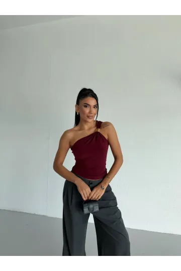 Kadın Bordo Tek Omuz Gold Metal Detaylı Sandy Bluz HZL26S-FRY123821