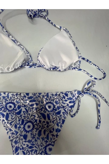 Kadın Çini Desen Mavi Beyaz Desen Boyundan İp Bağlamalı Üçgen Bikini Takımı HZL25S-LC5005
