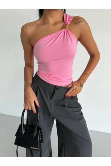 Kadın Pembe Tek Omuz Gold Metal Detaylı Sandy Bluz HZL26S-FRY123821