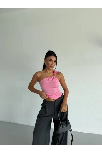 Kadın Pembe Tek Omuz Gold Metal Detaylı Sandy Bluz HZL26S-FRY123821