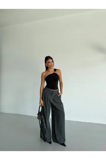 Kadın Siyah Tek Omuz Gold Metal Detaylı Sandy Bluz HZL26S-FRY123821