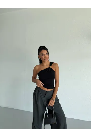 Kadın Siyah Tek Omuz Gold Metal Detaylı Sandy Bluz HZL26S-FRY123821