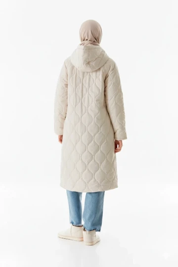 Kadın Tesettür Ekru Kapüşonlu Kapitone Uzun Şişme Mont HZL26W-BD151771